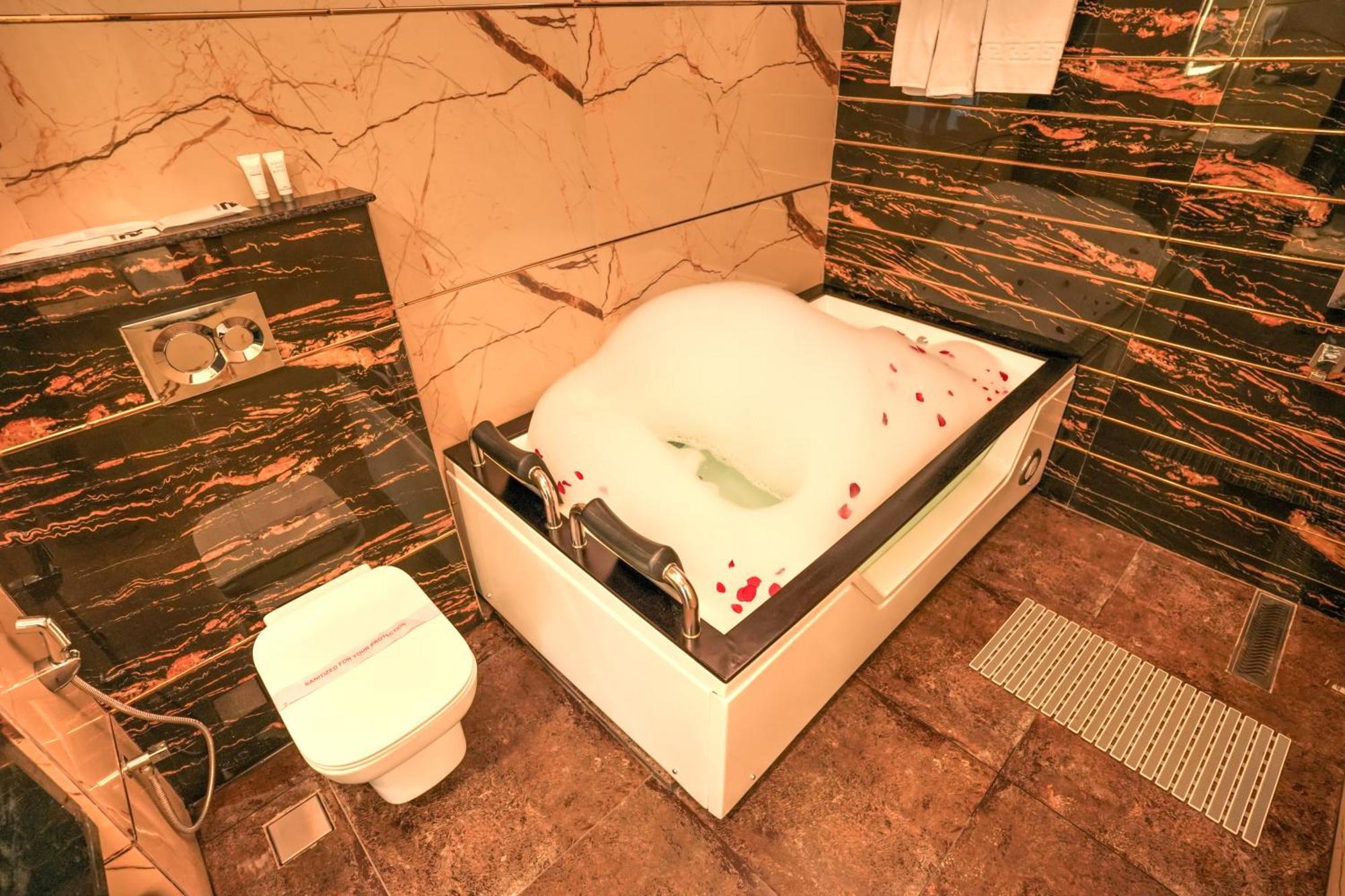 Rj Hotel - Managed By Atithi House Greater Noida Bagian luar foto