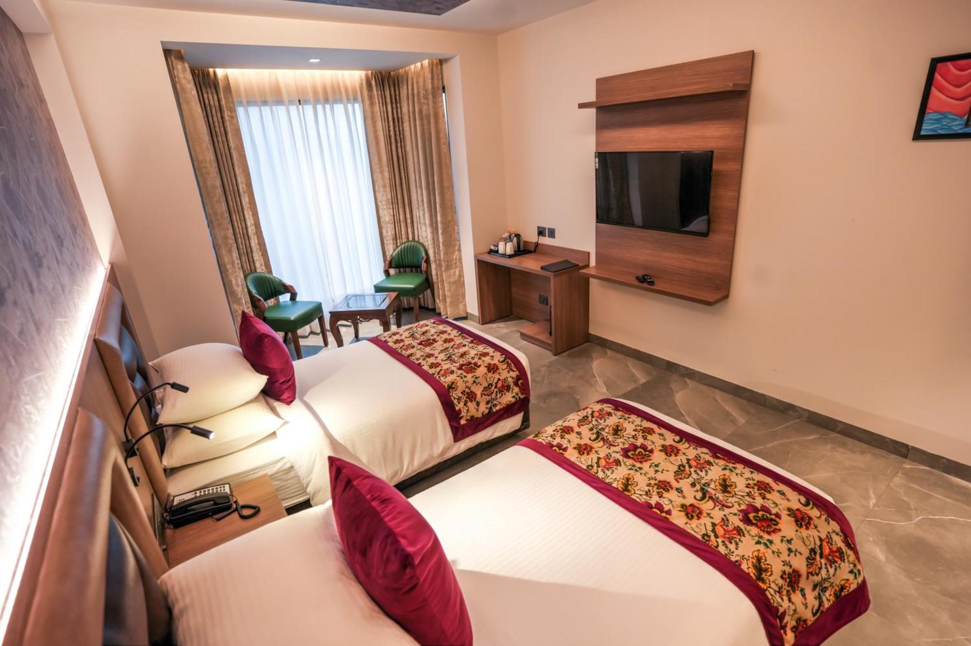 Rj Hotel - Managed By Atithi House Greater Noida Bagian luar foto