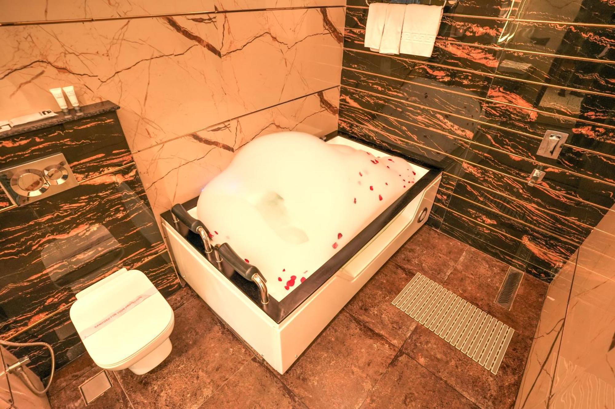 Rj Hotel - Managed By Atithi House Greater Noida Bagian luar foto