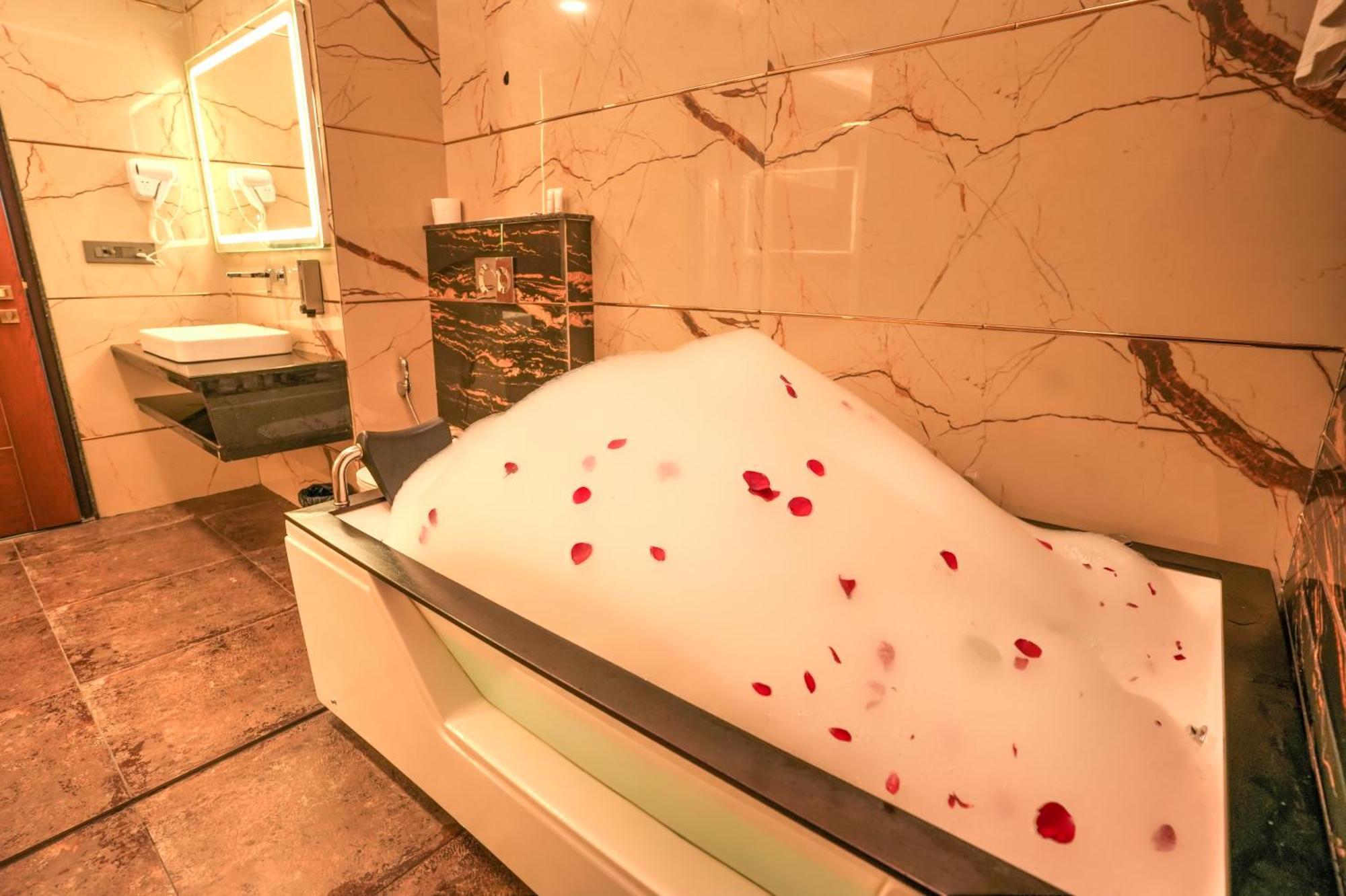 Rj Hotel - Managed By Atithi House Greater Noida Bagian luar foto