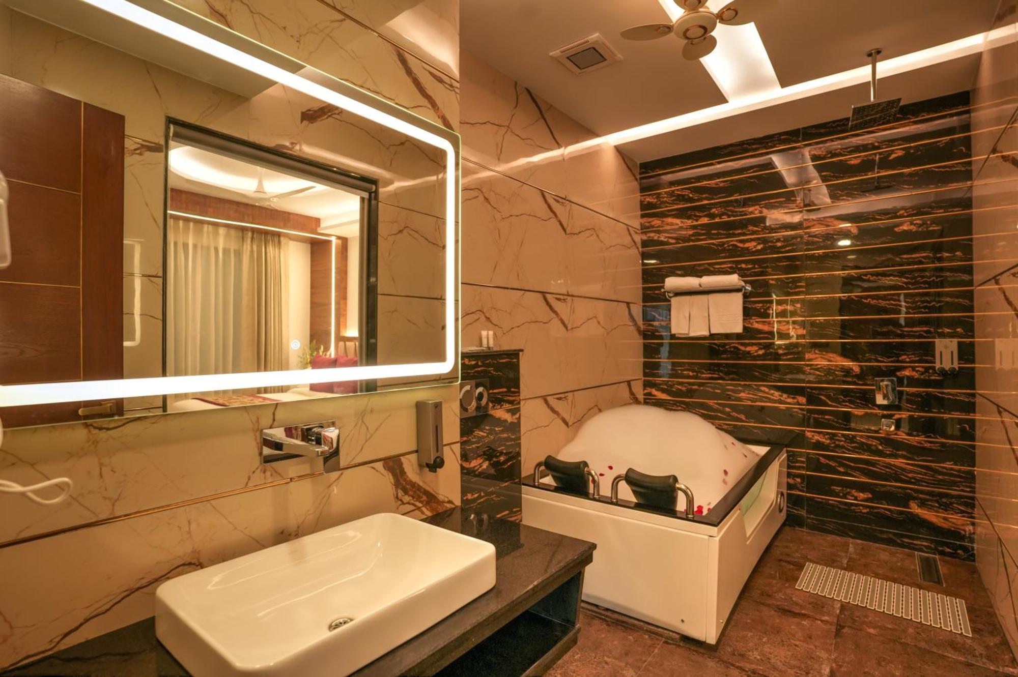 Rj Hotel - Managed By Atithi House Greater Noida Bagian luar foto